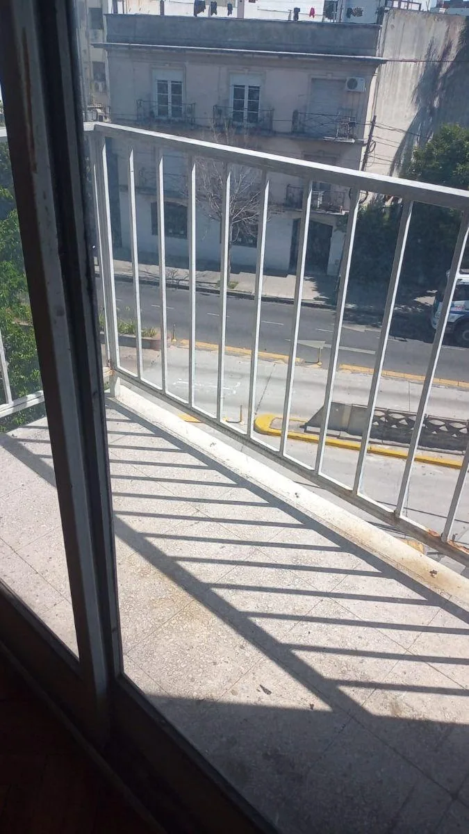 3er piso con balcón a Av. San Martín