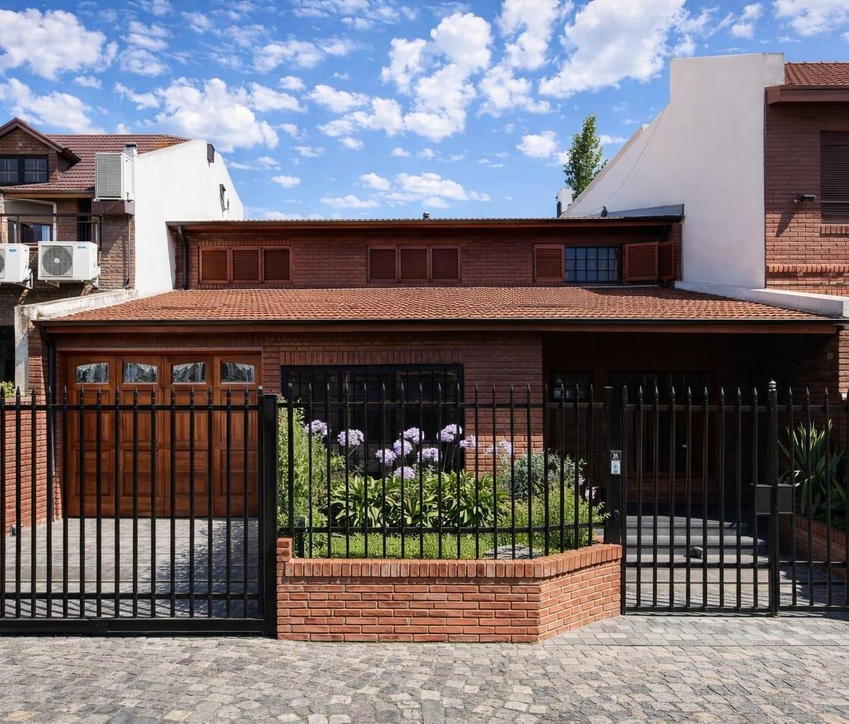 Four-bedroom house with garden and garage in Villa Martelli