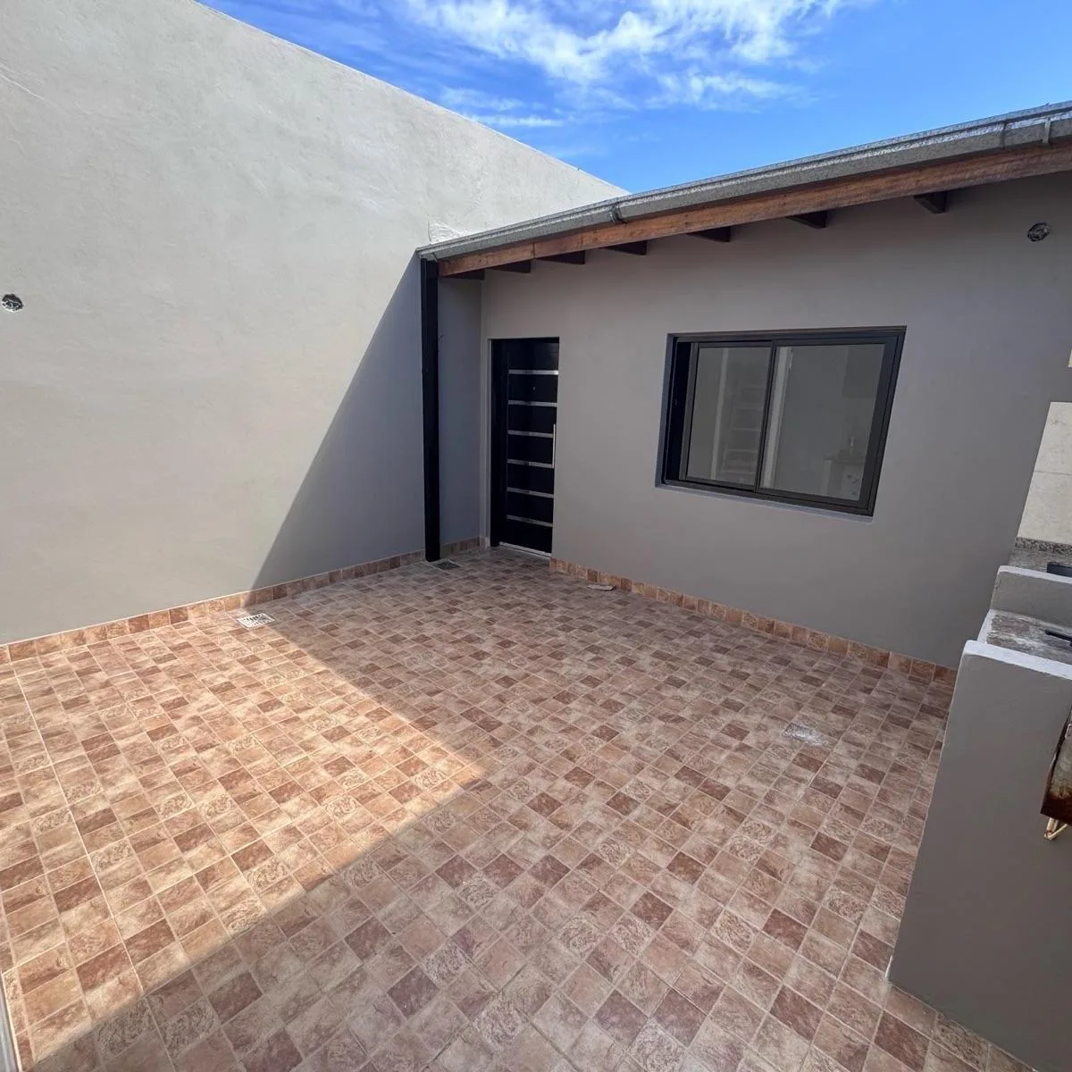 Apartamento de dois ambientes com pátio em San Miguel (Centro)