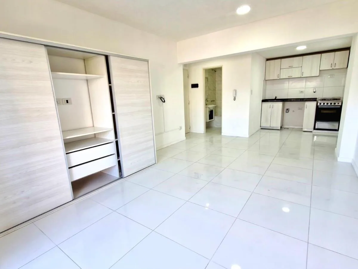 Квартира-студия с (закреплённым) парковочным местом в Lanús