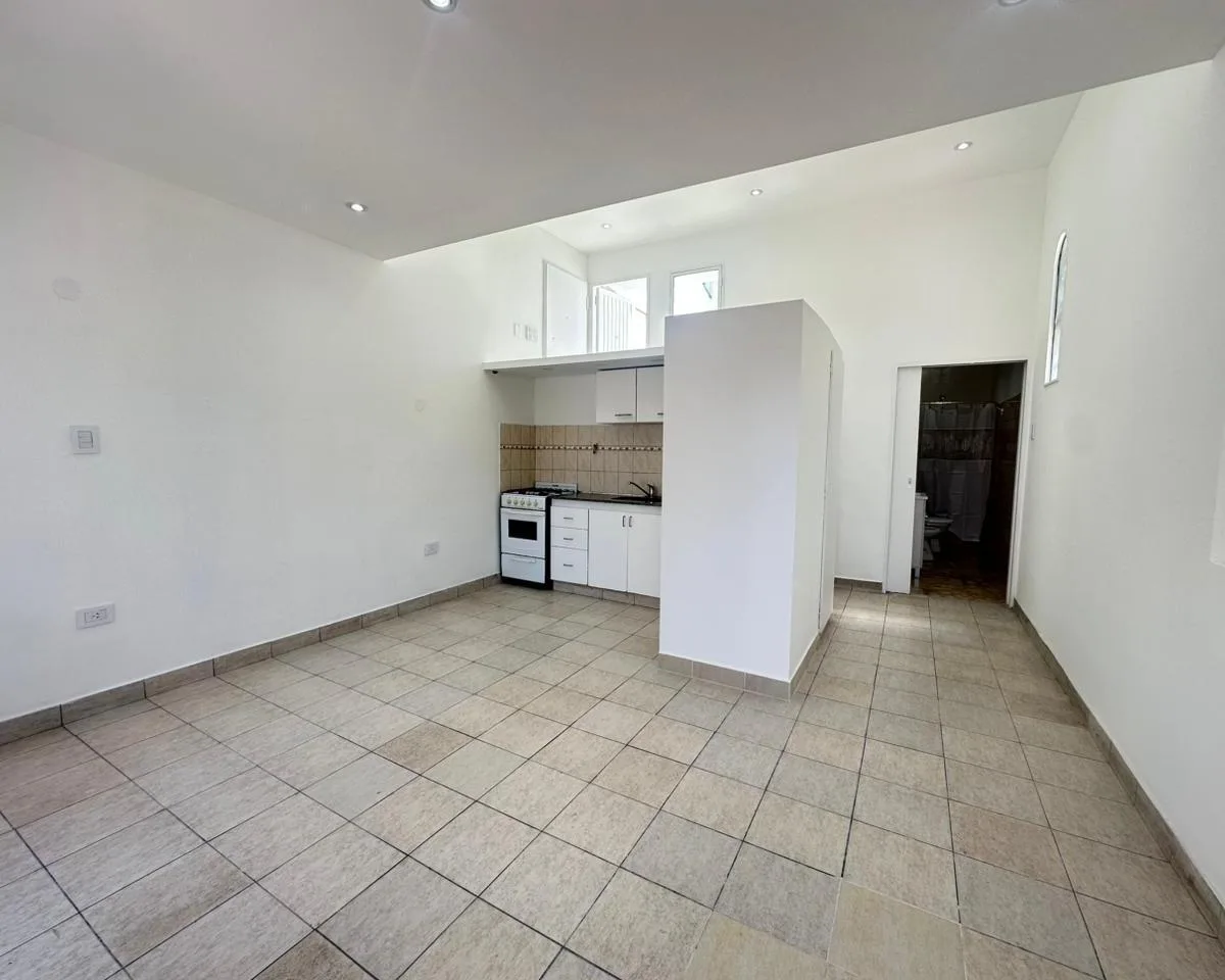 Refurbished studio apartment in Lanús Oeste