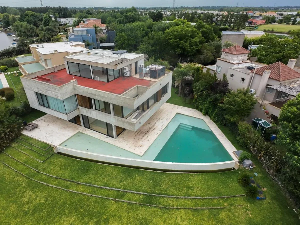 Five-bedroom modern house on the river in Tigre (Santa Catalina – Villa Nueva)