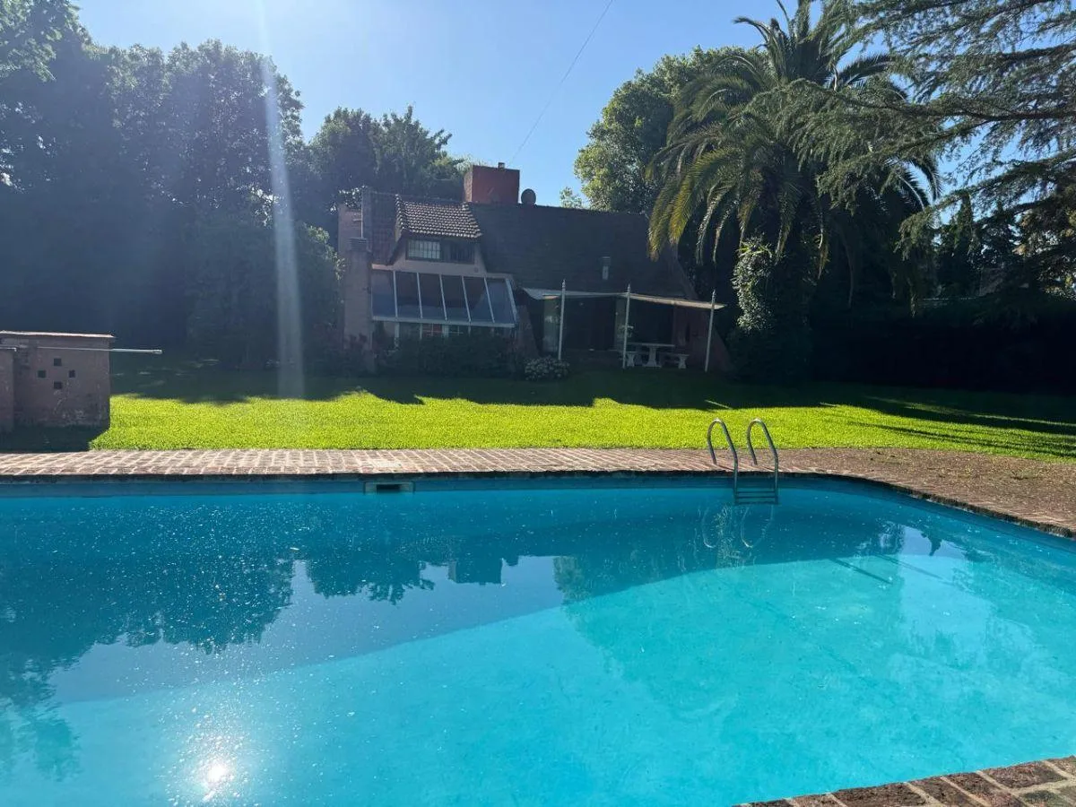 Casa com 3 dormitórios e piscina em Escobar