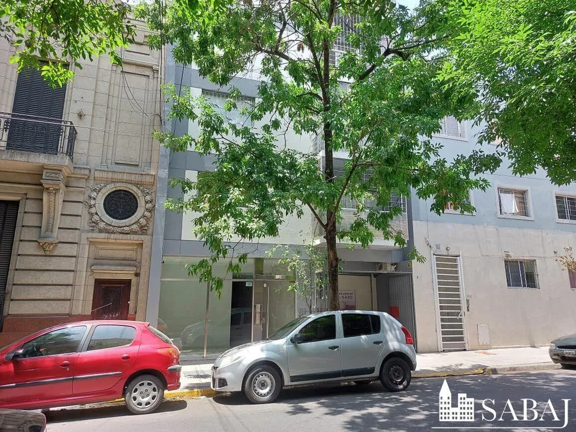 Monoambiente con balcón en Balvanera