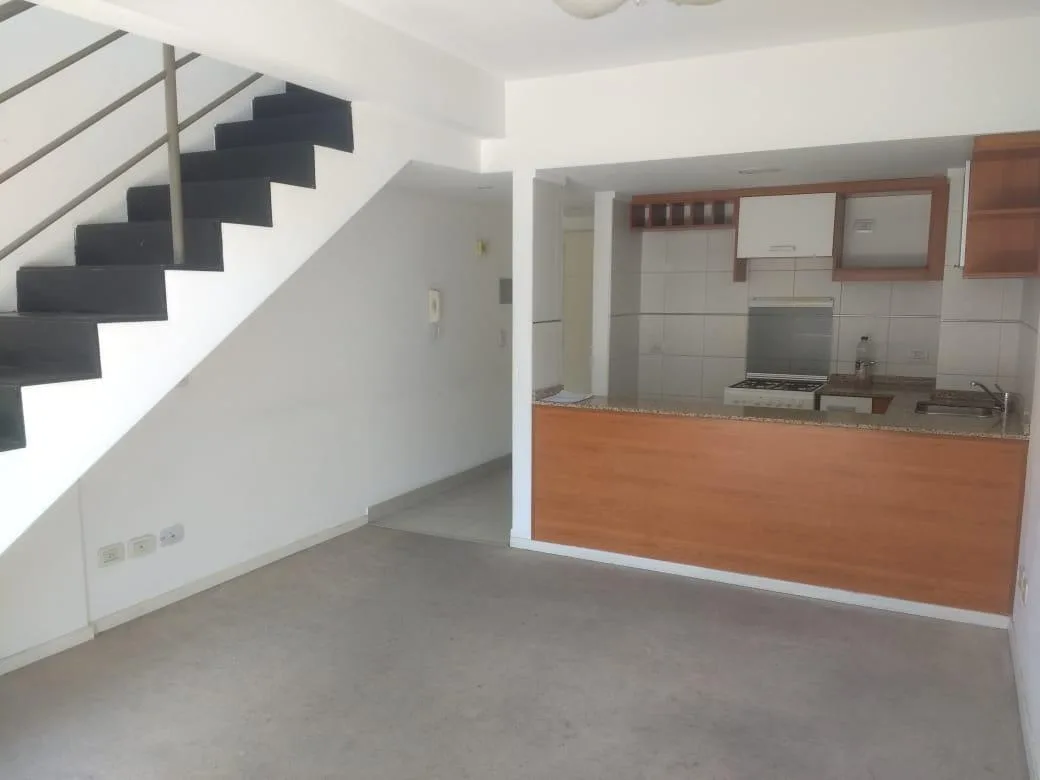 Departamento dúplex de 2 ambientes con cochera en Balvanera