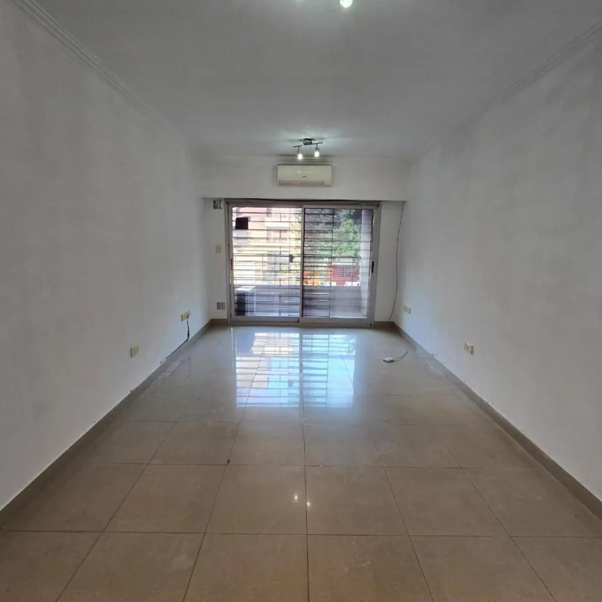 Квартира-студия с балконом и (закреплённым) парковочным местом в Esteban Echeverría