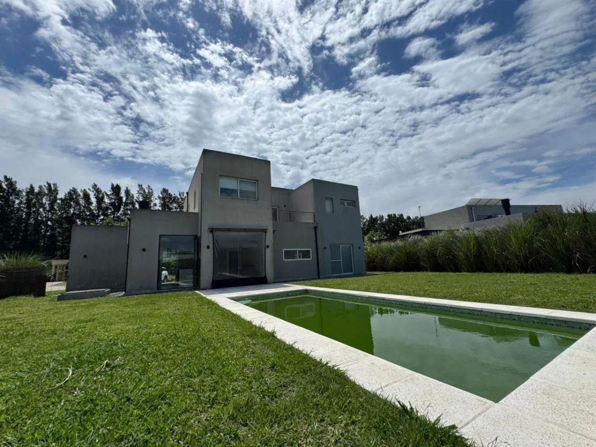 Four-bedroom house with pool in Santa Inés, Canning