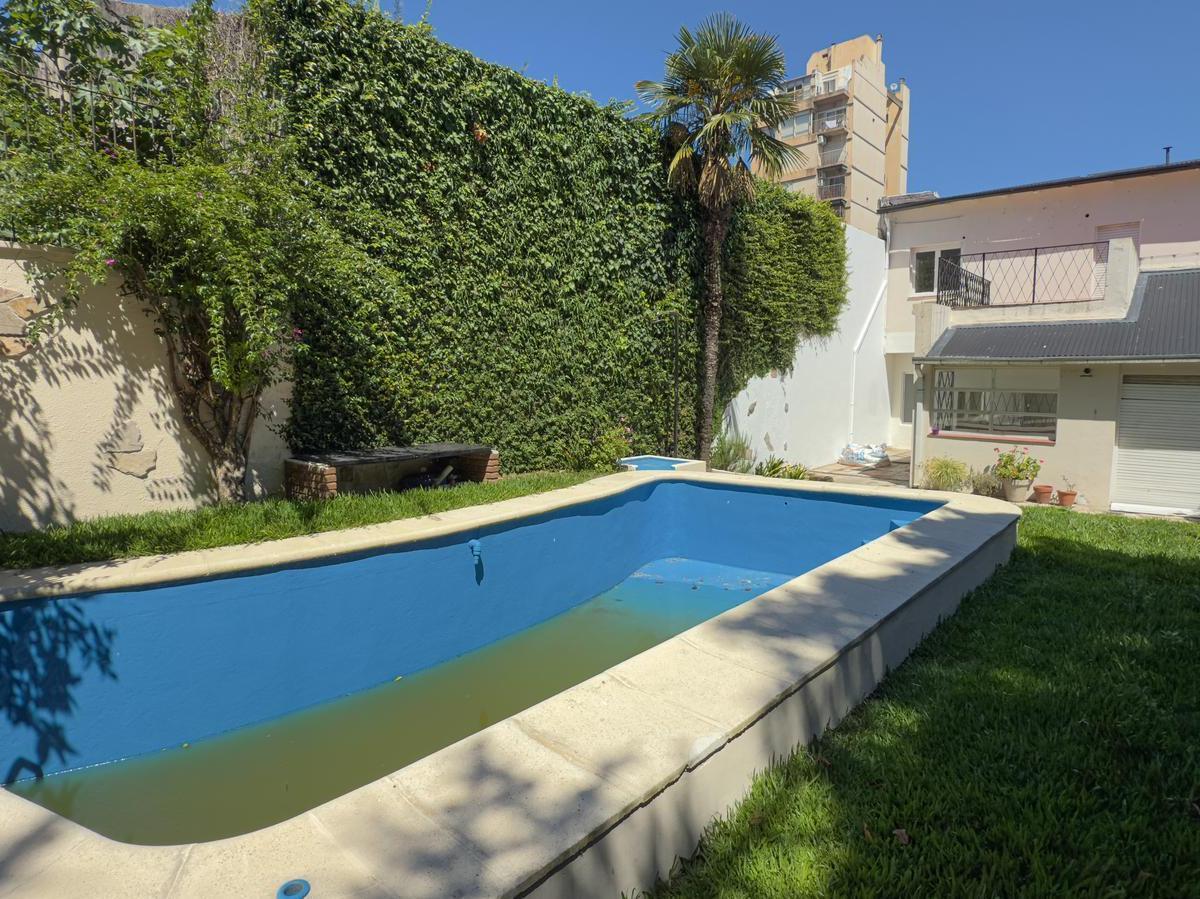 Five-bedroom house in Vicente López with pool