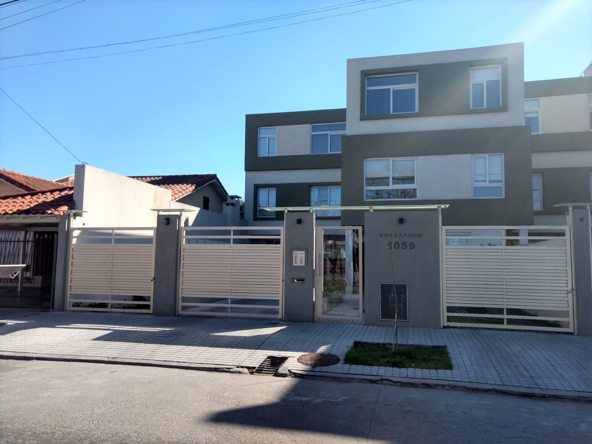 Two-room apartment with patio and covered parking in La Matanza