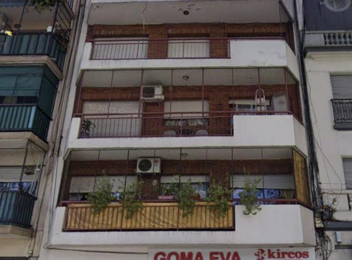 Semipiso de 3 ambientes con balcón corrido en Boedo