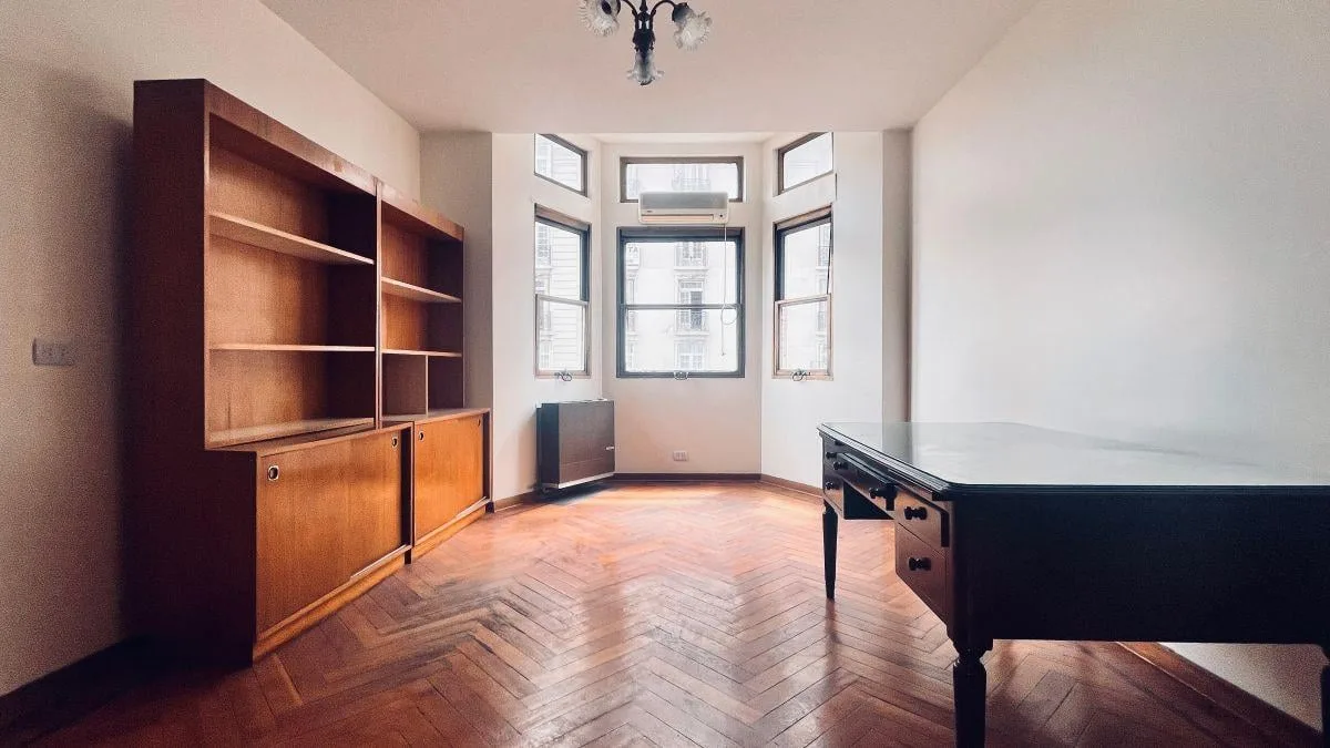 Departamento de 3 ambientes con cocina independiente en Retiro