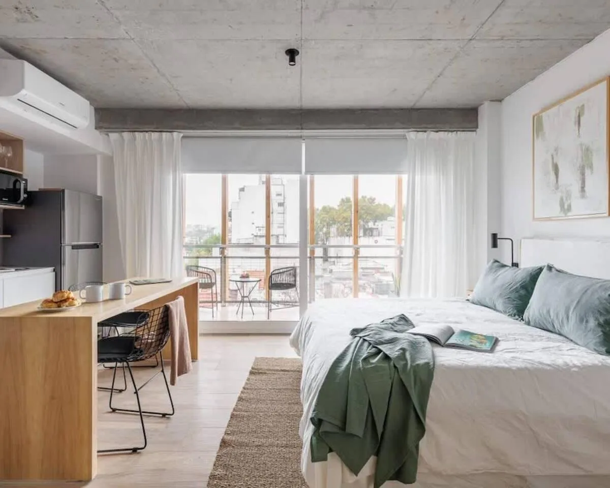 Studio mobiliado com varanda