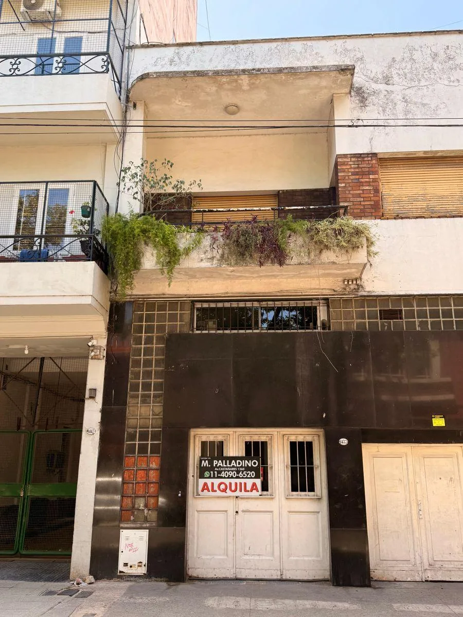 PH de 6 ambientes con garage, balcon, patio y terraza en Monserrat