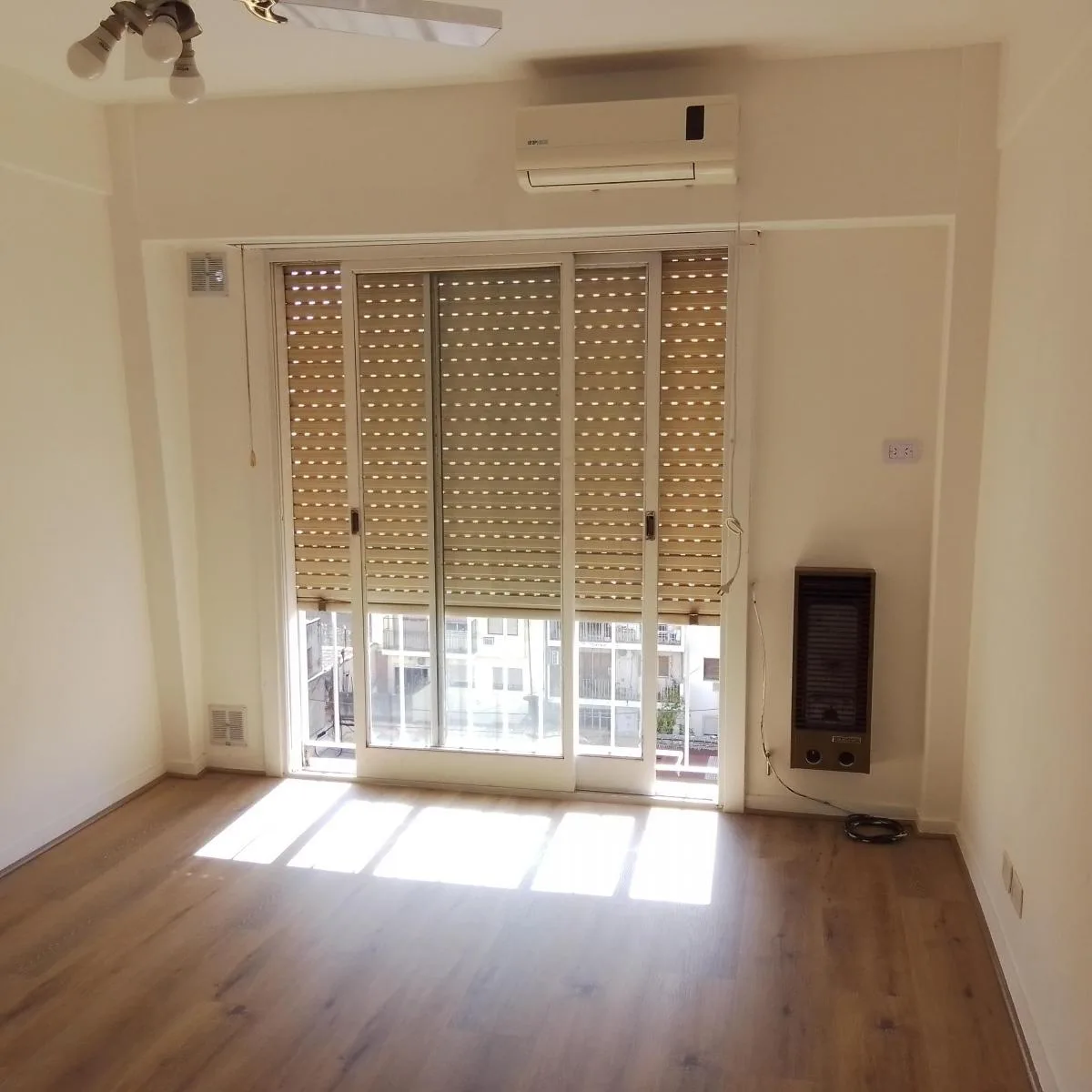 Квартира-студия в Balvanera, окна во двор и балкон