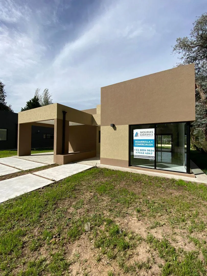 Casa nova de 4 ambientes com 3 dormitórios em Luján