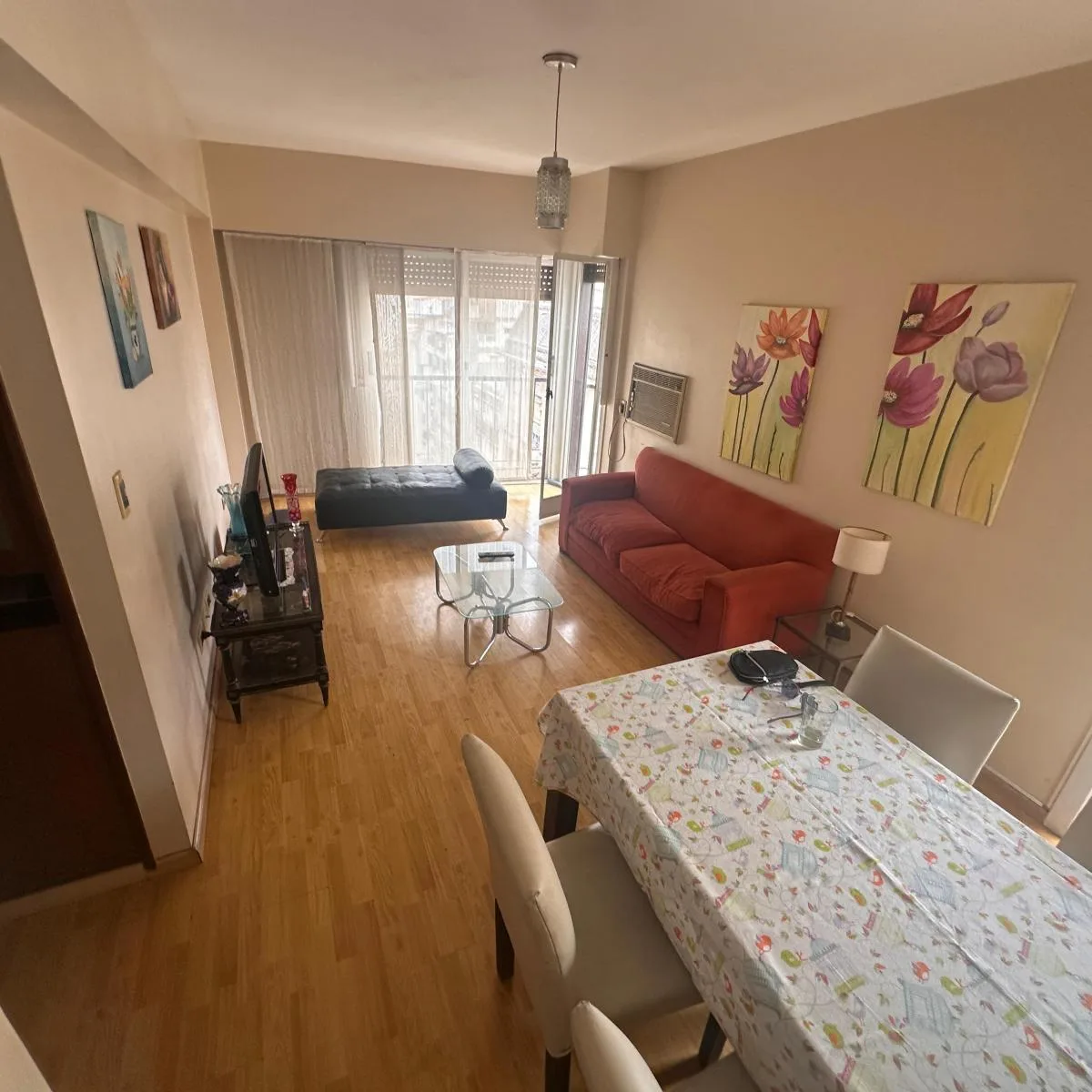 Departamento de 4 ambientes al frente con balcón amoblado en Balvanera