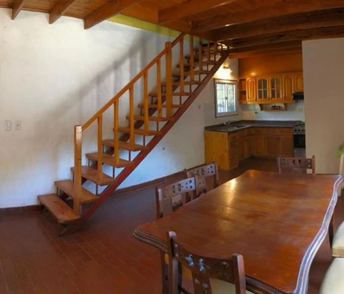 Apartamento duplex de 2 ambientes com vaga e pátio em Merlo