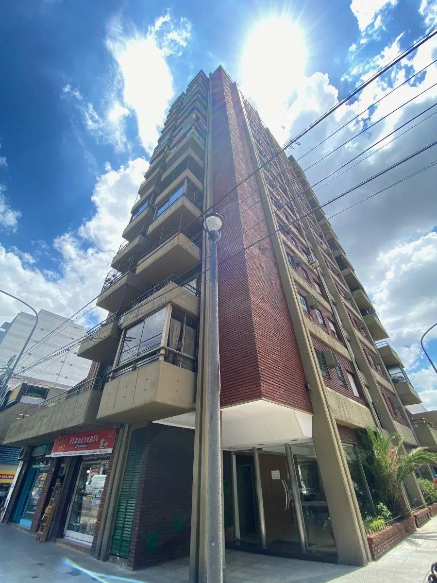 Departamento de 2 ambientes con balcón al frente y cochera en Almagro