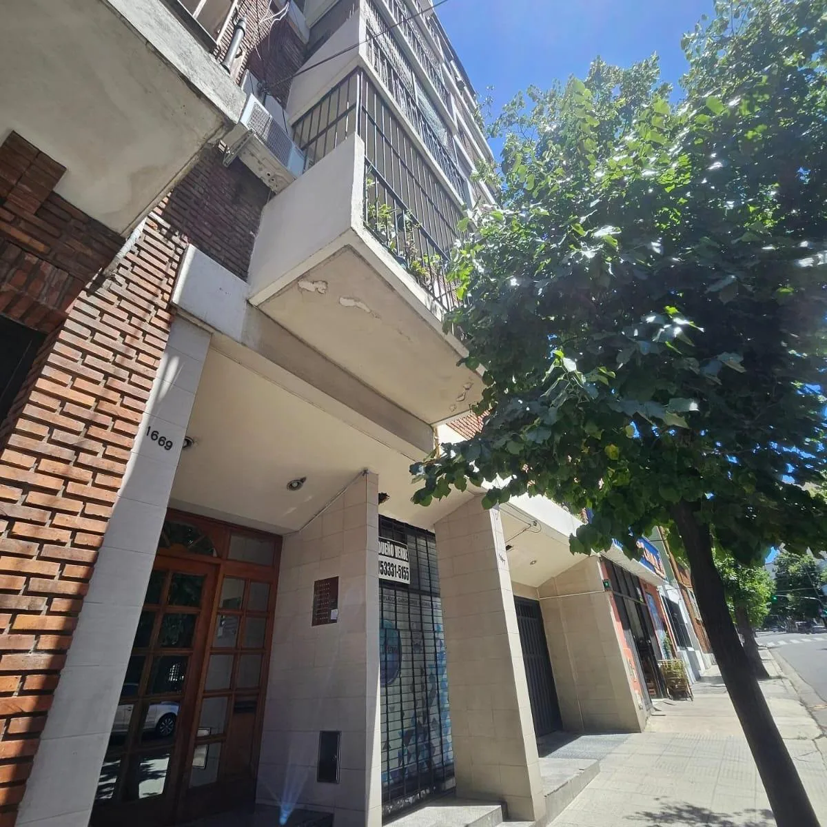 Меблированная трёхкомнатная квартира с 2 спальнями в Parque Patricios