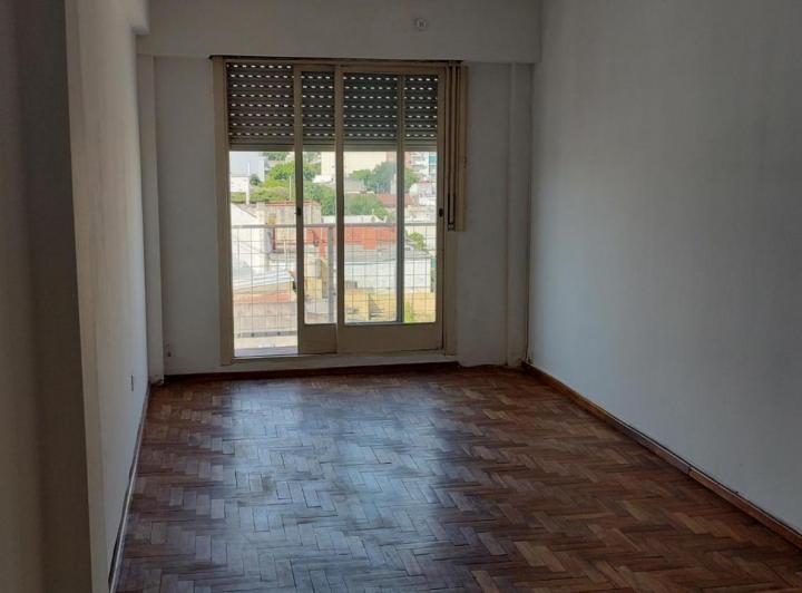 Трёхкомнатная квартира с балконом и окнами на улицу в Monte Castro