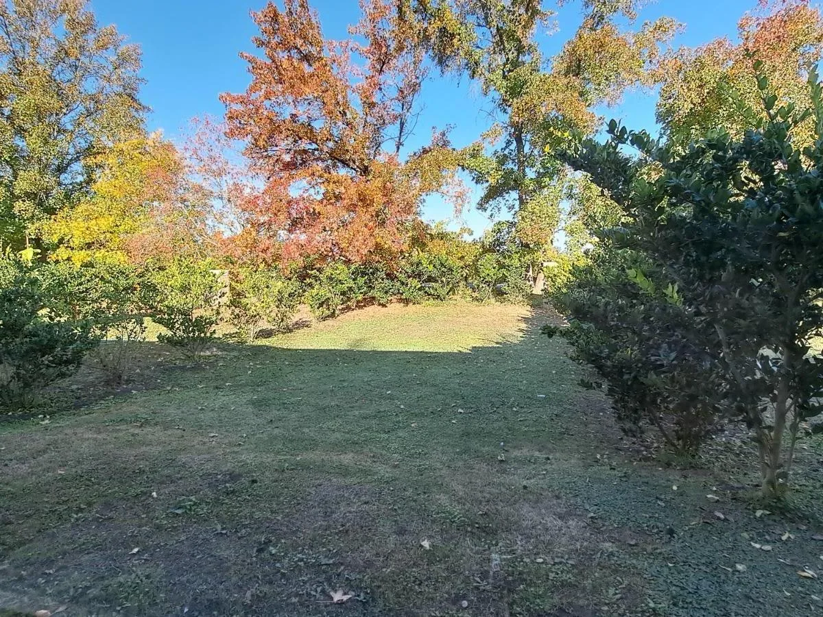 Apartamento de três ambientes com 2 quartos, jardim e área de churrasco em Luján