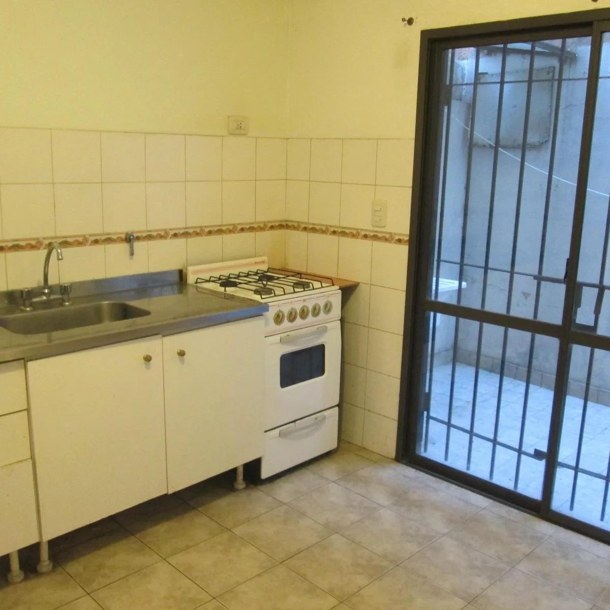 Departamento de 3 ambientes en Villa Luzuriaga (planta baja)
