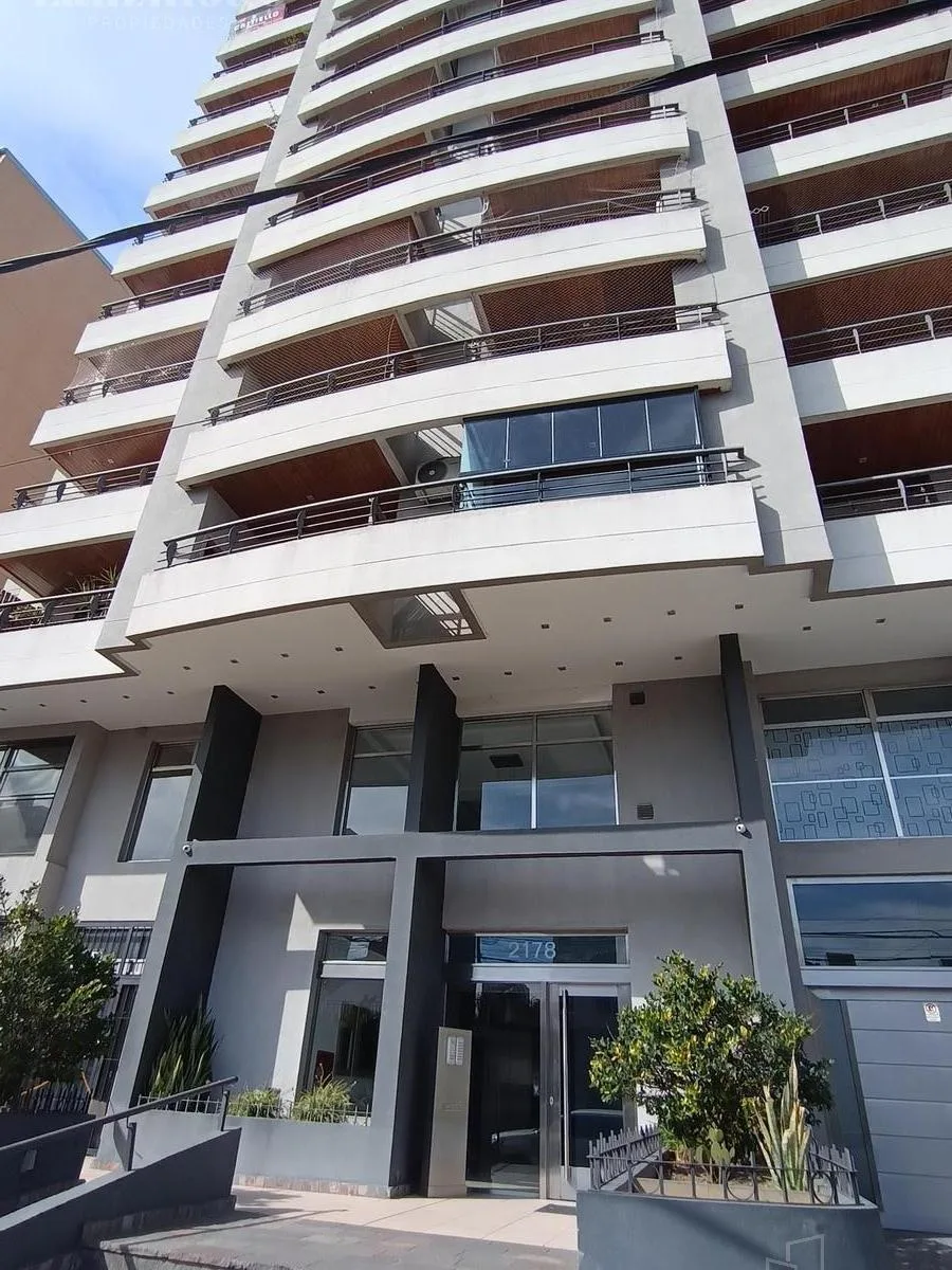 Kitnet com varanda e vaga coberta em Lanús Este