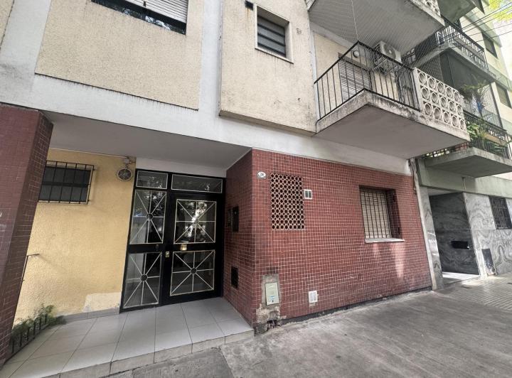 Apartamento de um ambiente com cozinha separada e varanda de frente em Caballito