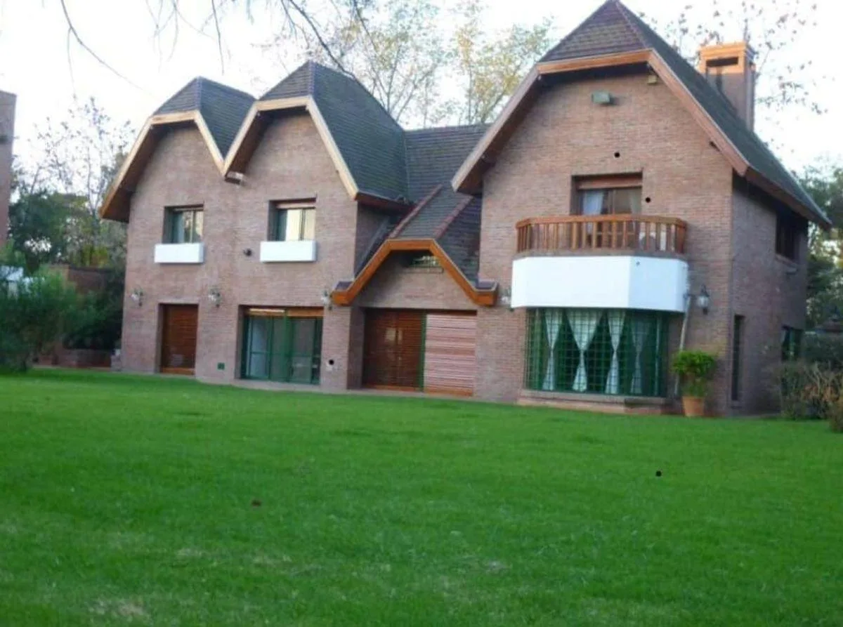 Casa de 3 dormitórios em Parque Leloir, Ituzaingó