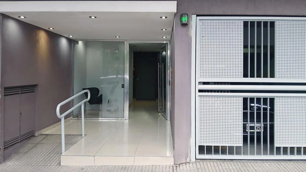 Studio apartment with balcony and (semi-covered) parking in Flores