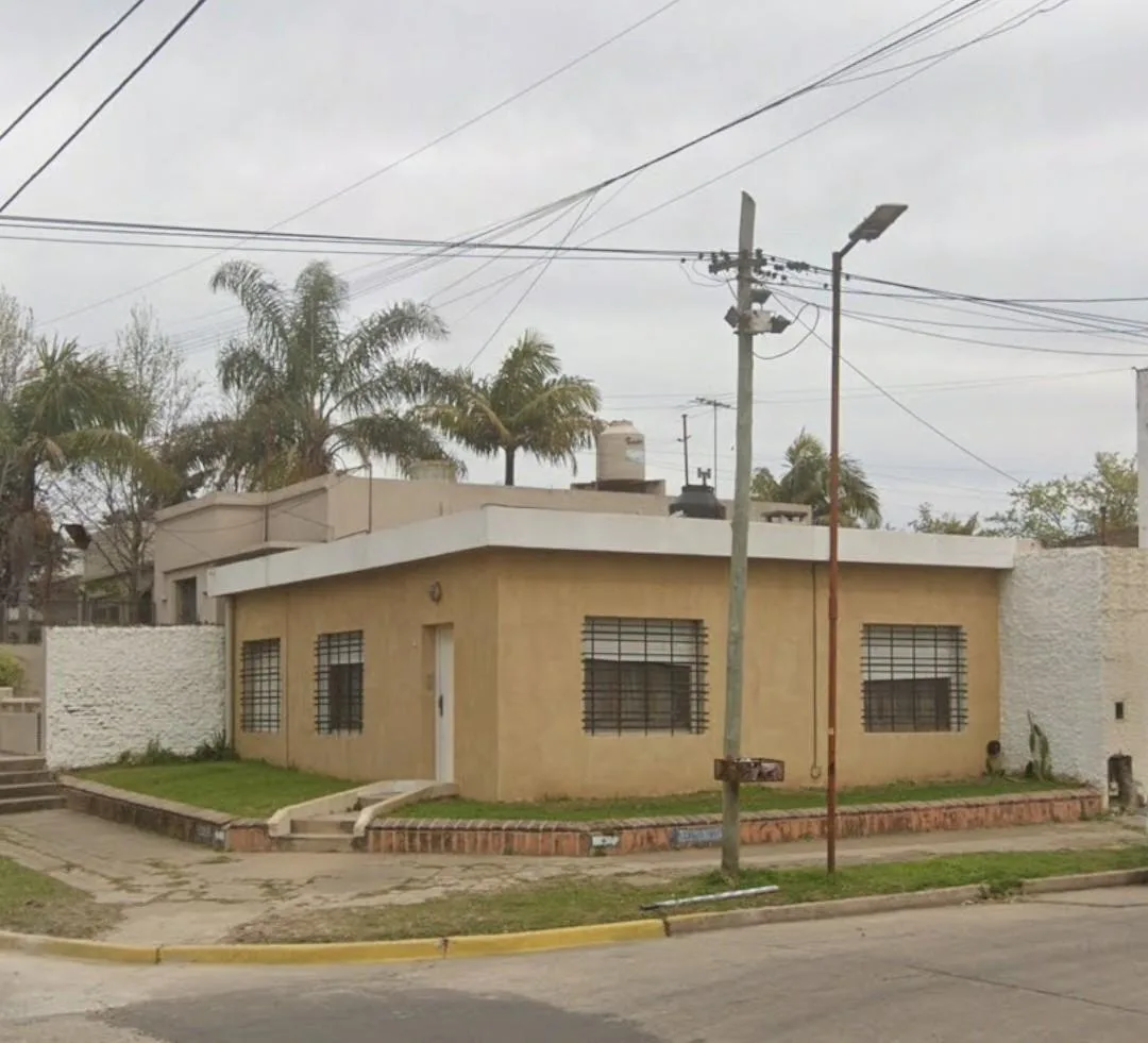 Casa Estilo Amaricana 4 Amb. Cochera Cubierta 2 Vehículos C/ Amplio Fondo