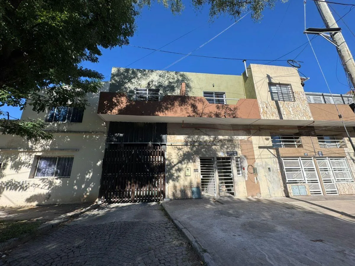 Kitnet em PH com varanda na Remedios de Escalada