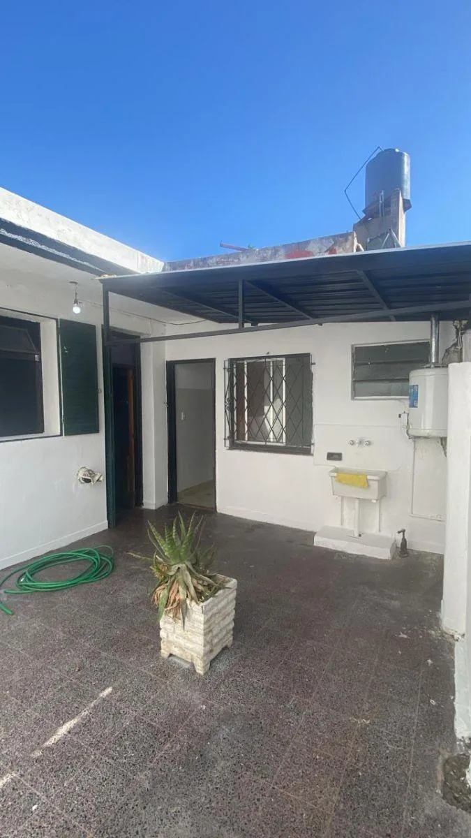 PH de dois ambientes com pátio em Mataderos