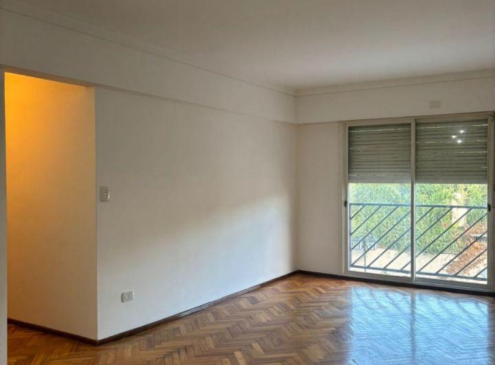 Apartamento de três ambientes com vaga de garagem em Villa Devoto