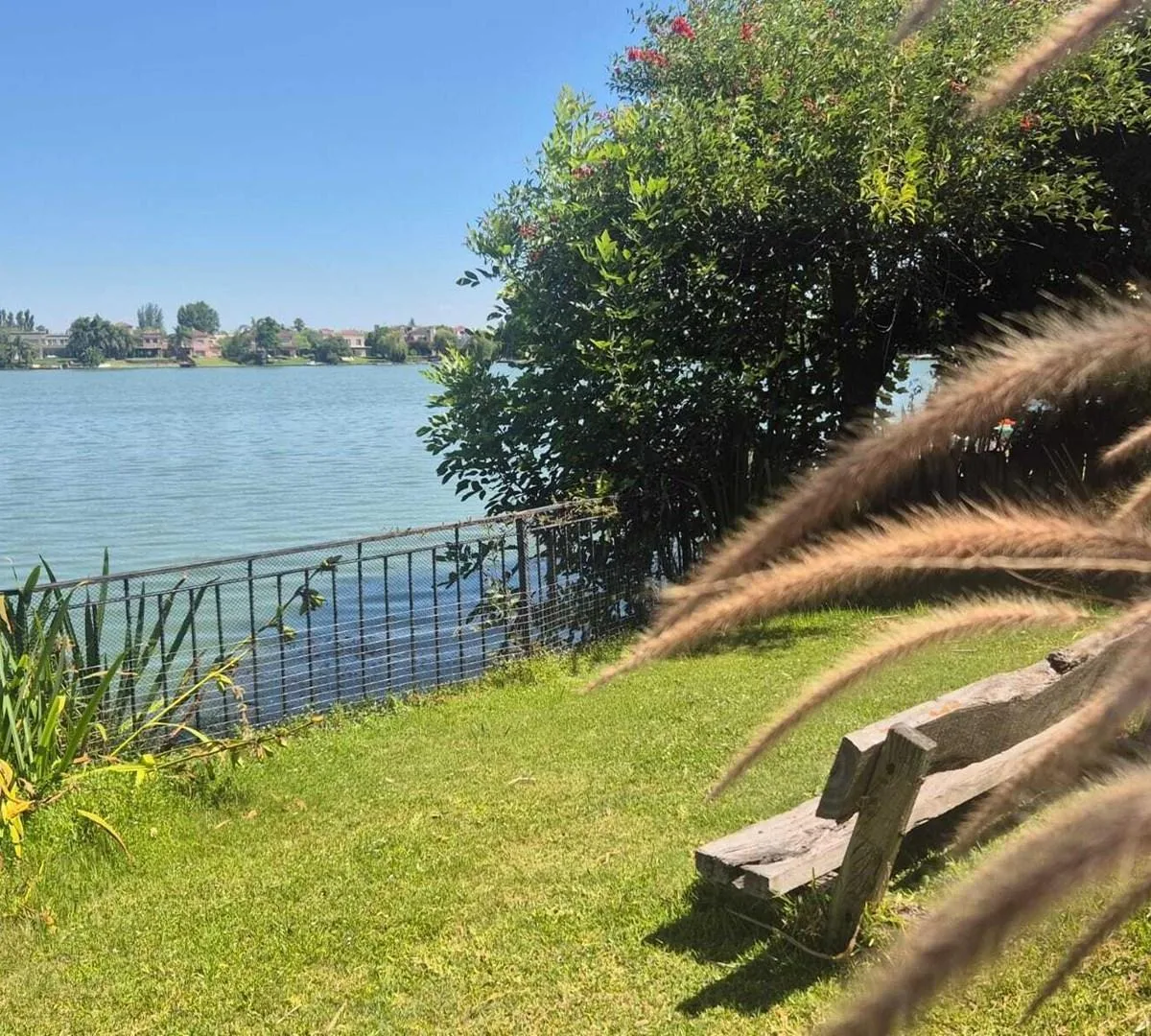 Четырёхспальная casa в Santa Barbara, Tigre, с видом на лагуну