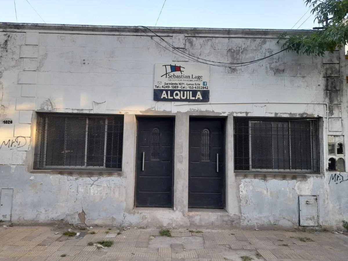 Repainted studio apartment street-facing in Lanús Este