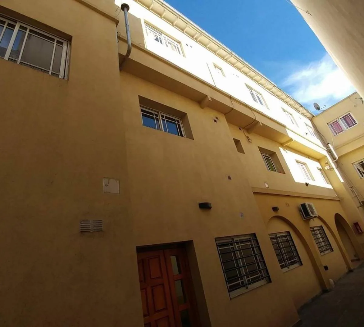 Apartamento de 3 ambientes com 2 dormitórios em Merlo Centro