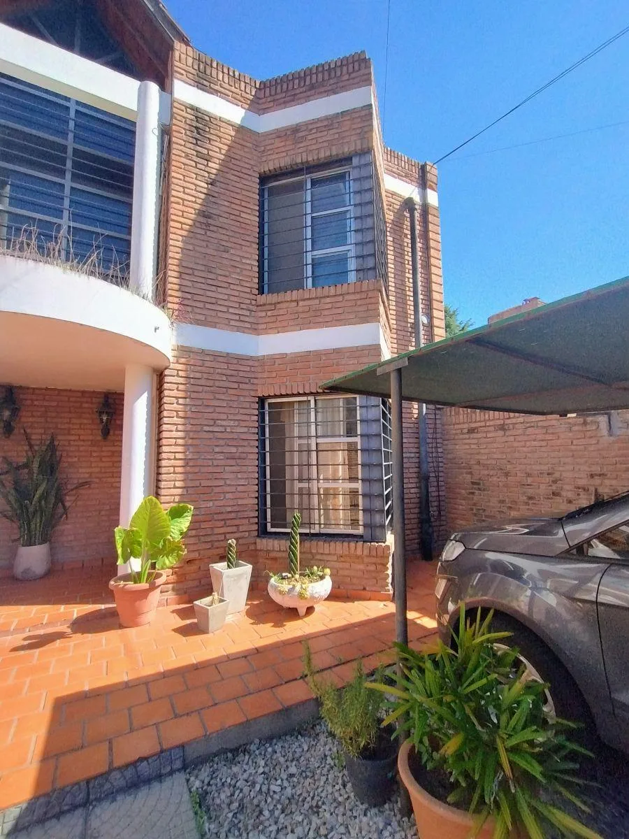 Dúplex con patio y cochera
