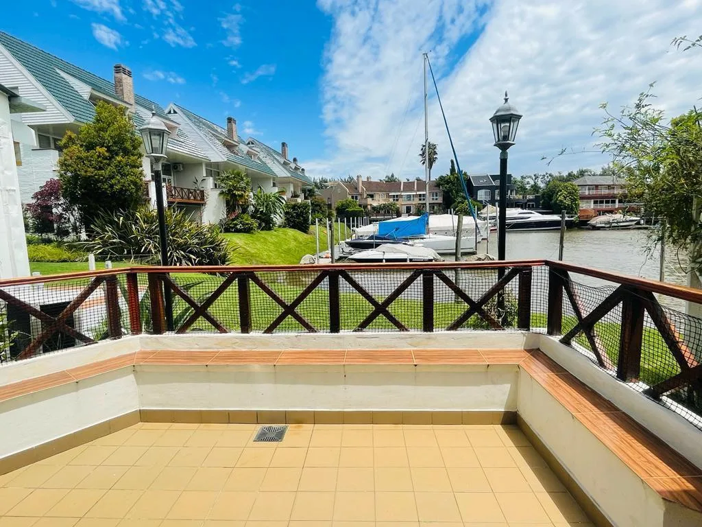 Two-bedroom apartment in Victoria with balcony terrace and parking