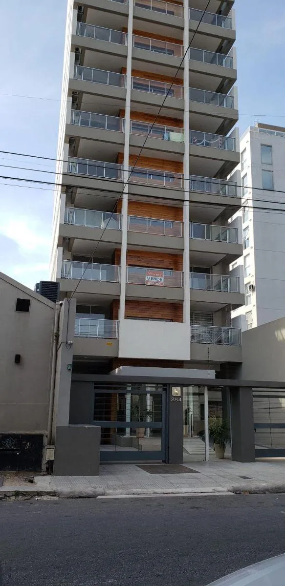 Apartamento meio andar de 3 ambientes em Quilmes, 2º andar de frente com varanda