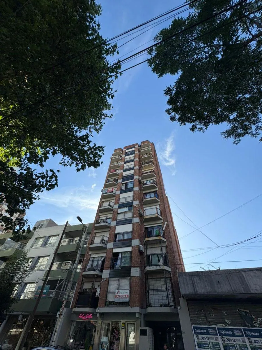 Monoambiente con balcón francés al frente en Lomas de Zamora