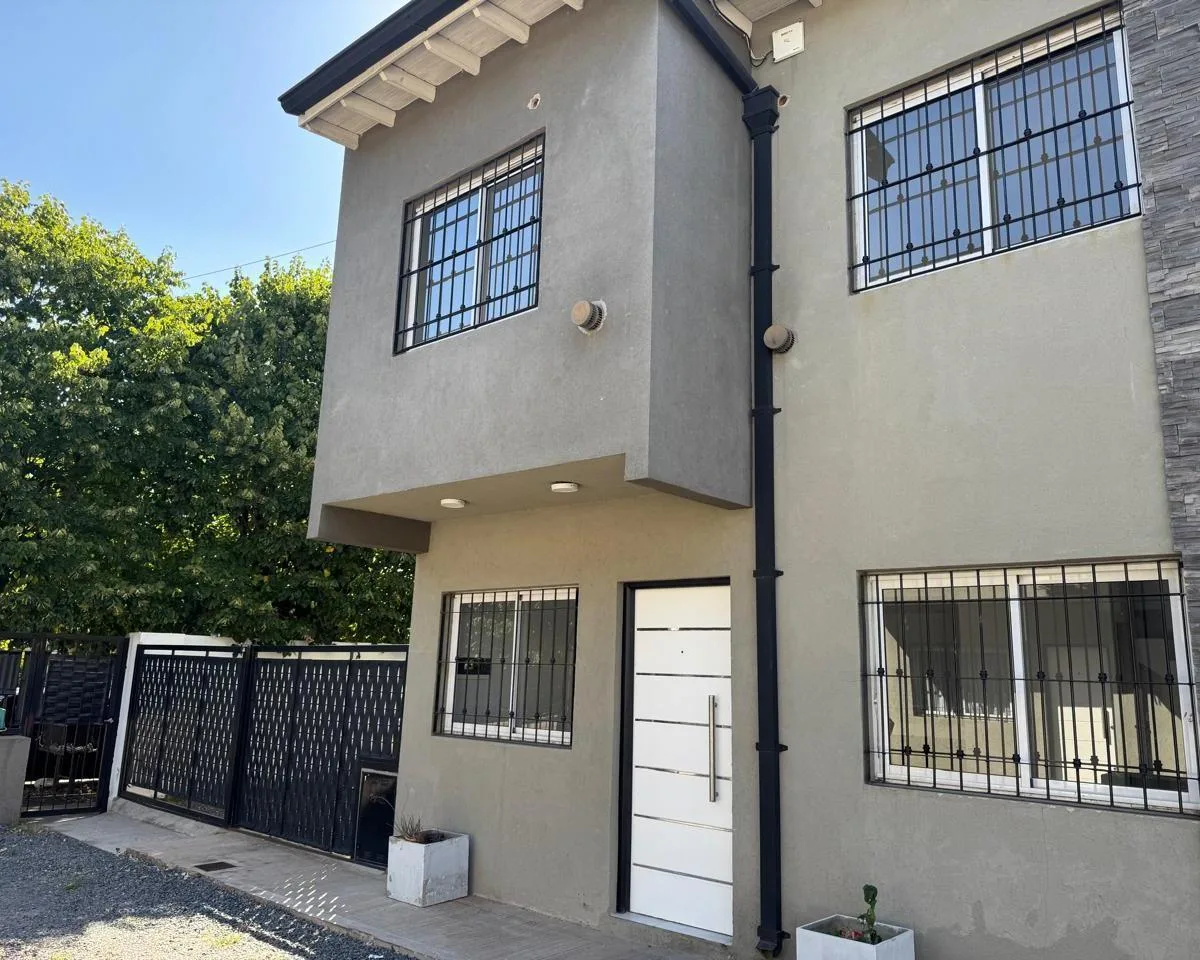 Sobrado duplex de 2 quartos em Ituzaingó Norte