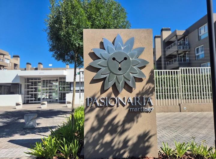 Apartamento térreo com jardim privativo e garagem em Martínez