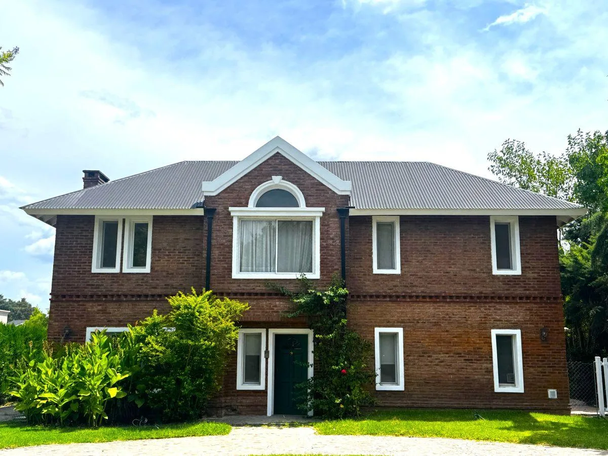 Three-bedroom house with garden, grill and pool in Escobar