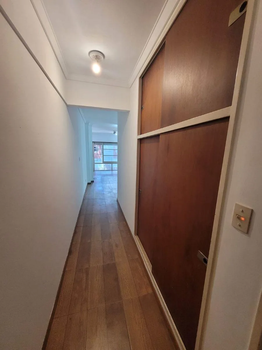 Street-facing studio in Núñez