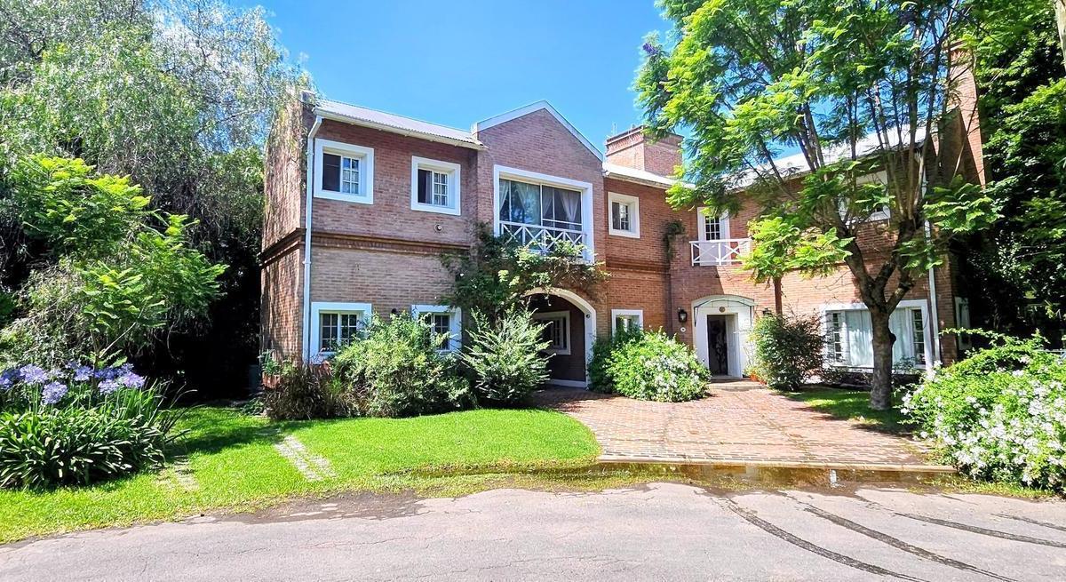 Four-bedroom house in Don Torcuato, El Viejo Vivero