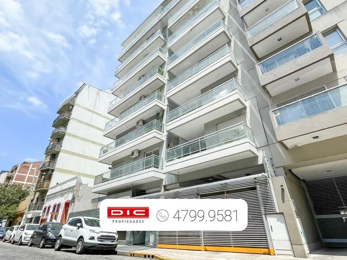 Apartamento de dois ambientes com vaga coberta em Olivos