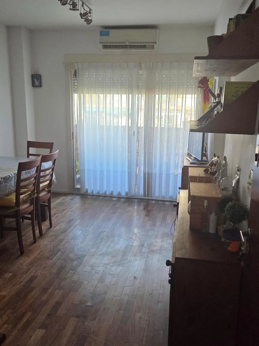 Apartamento de dois ambientes de frente em Saavedra