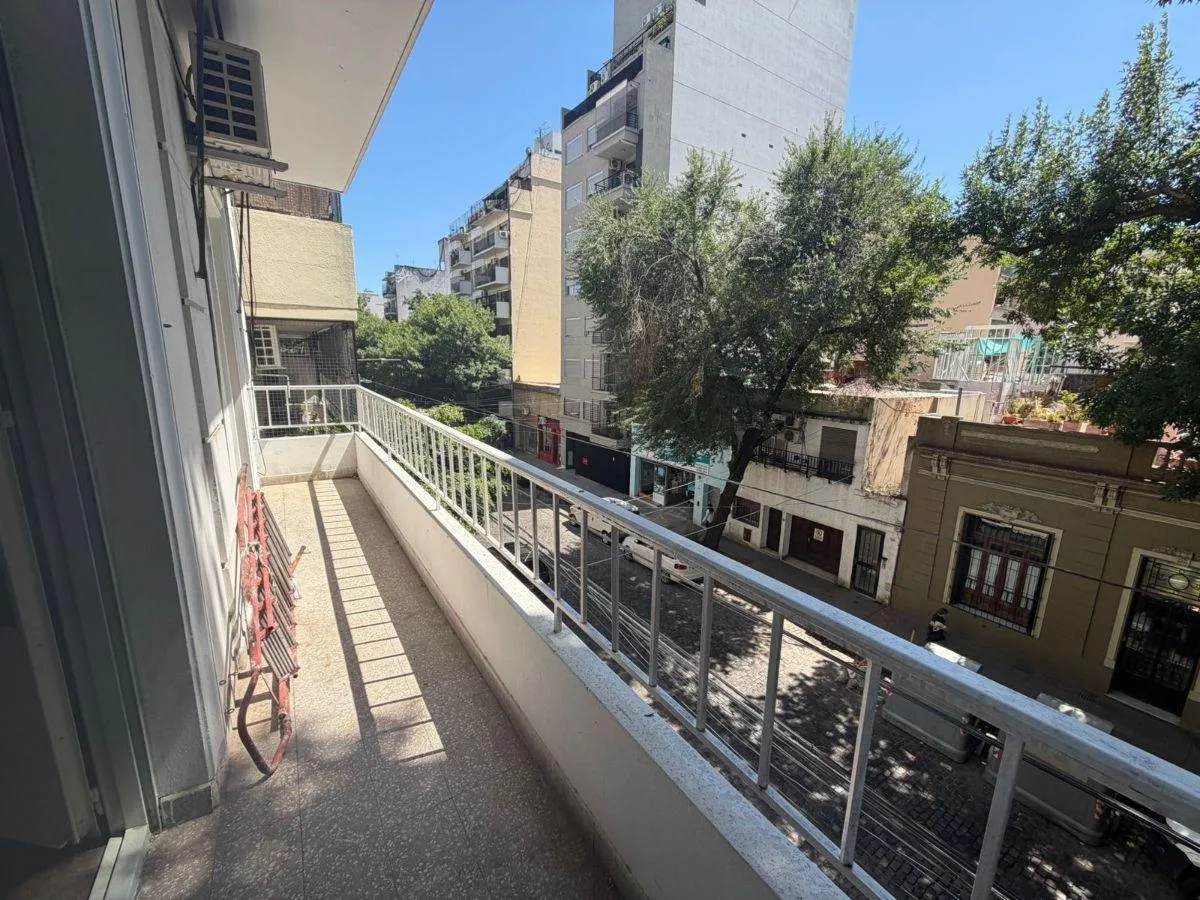Luminoso 3 Ambientes con Balcón Corrido - Segundo Piso por Escalera