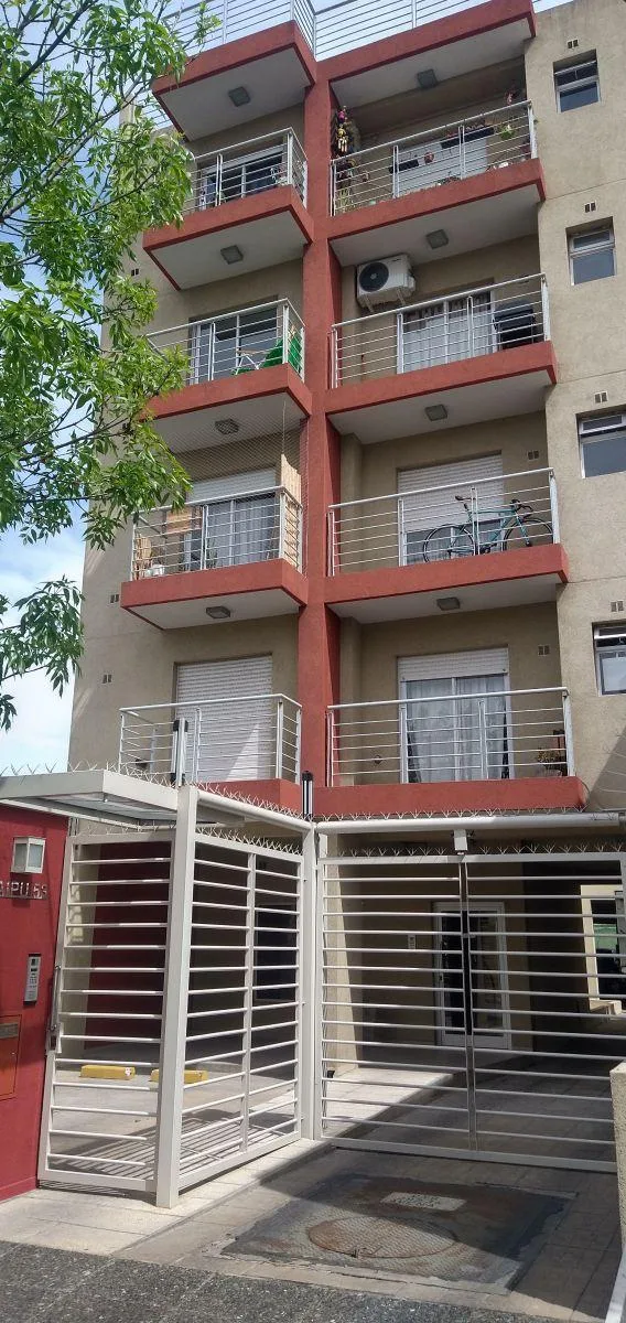 Apartamento tipo kitnet com varanda em Haedo